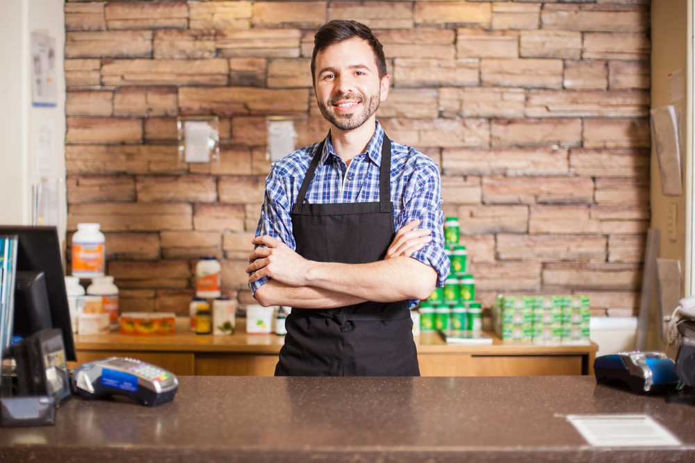 hombre-sonriente-atendiendo